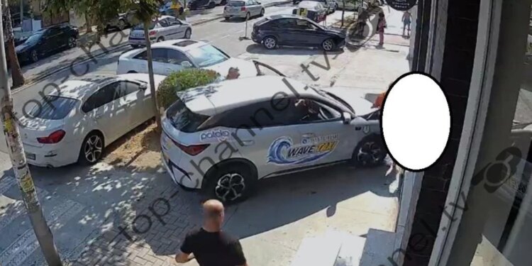 Pamje të rënda nga Durrësi: Taksisti humb kontrollin, makina përplas 66-vjeçarin në trotuar; kalimtarët e tjerë shpëtojnë mrekullisht