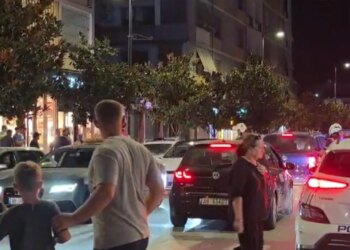 Parandalohet përshkallëzimi i konfliktit në Fier, ndërhyjnë forcat Shqiponja dhe blindohet zona