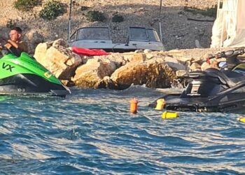 Pedalonia bën ujë pranë ishujve të Ksamilit, policia shpëton dy të rinj nga mbytja