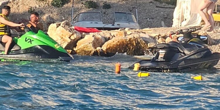 Pedalonia bën ujë pranë ishujve të Ksamilit, policia shpëton dy të rinj nga mbytja