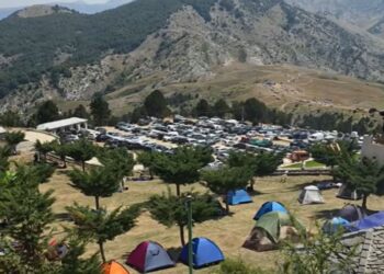Pelegrinazh në Tomorr: mijëra besimtarë ngjiten në Malin e Shenjtë për festën e Abaz Aliut