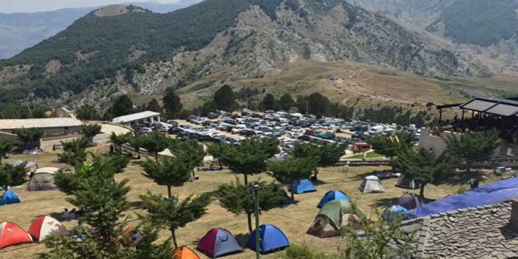 Pelegrinazh në Tomorr: mijëra besimtarë ngjiten në Malin e Shenjtë për festën e Abaz Aliut