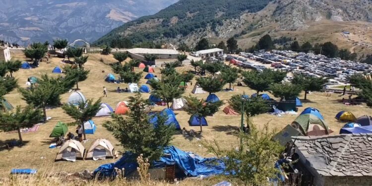 Pelegrinazhi në Tomorr përfundon; rreth 700 mijë pelegrinë në Malin e Shenjtë, Teqeja akuzon pushtetin vendor