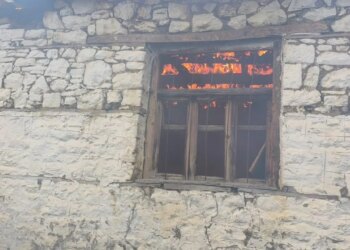 Përhapja e zjarreve në Opar, Maliq: dy banesa të pabanuara përfshihen nga flakët
