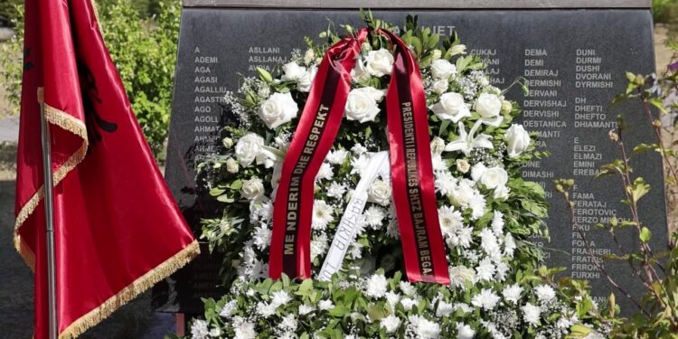 Përkujtohen viktimat e diktaturës; ish-të përndjekur kërkojnë më shumë mbështetje dhe gjetjen e eshtrave të zhdukurve