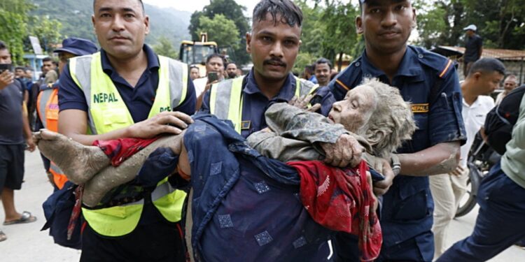Përmbytje masive në Nepal: 17 të vdekur, qindra turistë të zhdukur