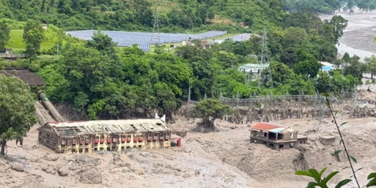 Përmbytjet dhe rrëshqitjet e dheut shkatërrojnë fshatra në Nepal, dhjetëra të zhdukur