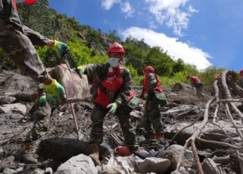 Përmbytjet katastrofike në Nepal dhe Tibet; pezullohen operacionet e shpëtimit, frikë për një valë të dytë