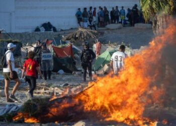 Përshkallëzohen tensionet në Spanjë: Në Ceuta banorët bllokojnë ushqimet për emigrantët dhe i vënë flakën kampit