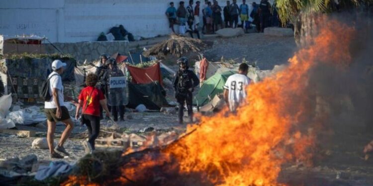 Përshkallëzohen tensionet në Spanjë: Në Ceuta banorët bllokojnë ushqimet për emigrantët dhe i vënë flakën kampit