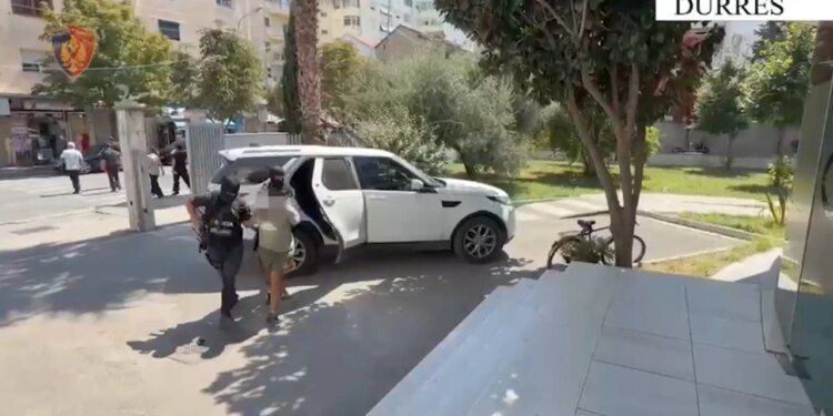 Pjesë e grupit kriminal që trafikonte lëndë narkotike në Itali; arrestohet 33-vjeçari në Durrës, pritet ekstradimi