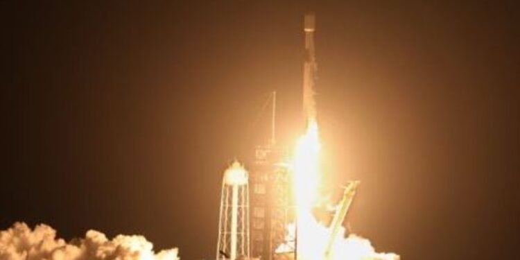 Pjesë e raketës Falcon 9 të SpaceX, rreth 4 tonë me shpejtësi mbi 8,000 km/orë, përplaset në Hënë