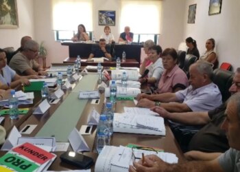 Poliçani kundër shkrirjes me Beratin; 15 këshilltarë paralajmërojnë dorëheqjen, Zotkaj: Një turp për Parlamentin nëse…
