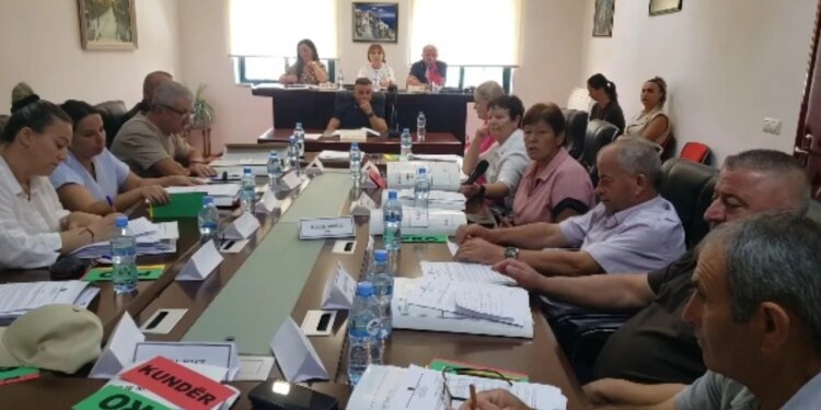 Poliçani kundër shkrirjes me Beratin; 15 këshilltarë paralajmërojnë dorëheqjen, Zotkaj: Një turp për Parlamentin nëse…