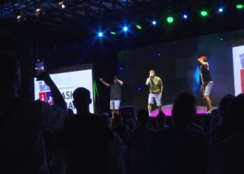 Portokallia ndez Sheshin Skënderbej: Humor, muzikë dhe duartrokitje në Tiranë; turi veror vijon drejt Cërrikut