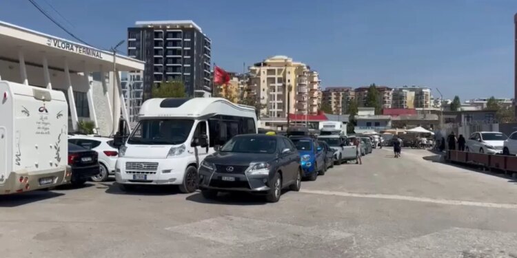 Probleme me energjinë elektrike në Portin e Vlorës, pengohet imbarkimi i rreth 700 pasagjerëve dhe 180 automjeteve