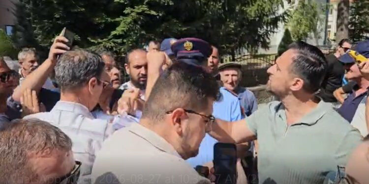 Protesta për Territorialen në Maliq degradon; organizatori përplaset fizikisht dhe fyen gazetarët