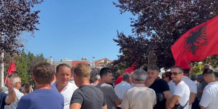 Protestat në Belsh e Selenicë për hartën territoriale sjellin reagimet e para nga deputetët dhe kryebashkiakët