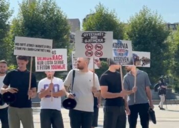 Protestë para Kuvendit të Kosovës në nisje të seancës konstituive kundër ligjit për shtetësinë