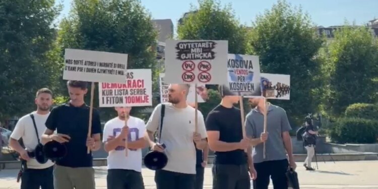 Protestë para Kuvendit të Kosovës në nisje të seancës konstituive kundër ligjit për shtetësinë