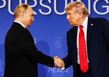 Putini dhuron Trumpit një të burgosur amerikan, analiza e Sky News: çfarë fshihet pas gjestit dhe pse tani?