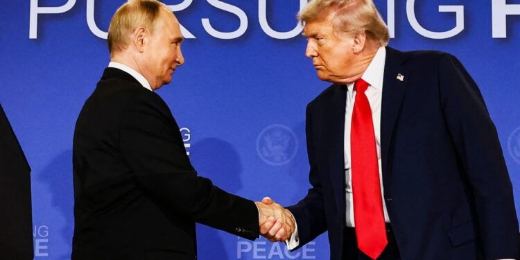 Putini dhuron Trumpit një të burgosur amerikan, analiza e Sky News: çfarë fshihet pas gjestit dhe pse tani?
