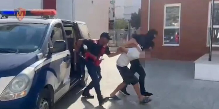 Qëlloi me armë drejt një makine të parkuar; autori kapet pas disa orësh në Tiranë
