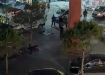 RENEA mësyn në Vlorë; kontrolle në dy banesa, dyshohet se fshihen persona me rrezikshmëri të lartë kriminale