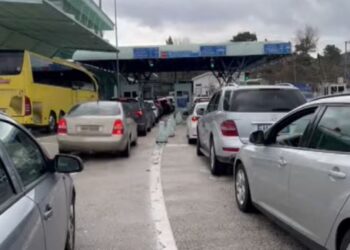 Radhë kilometrike në Kakavijë: qytetarët që kthehen në Shqipëri bllokohen nga temperaturat e larta, pala greke punon ngadalë