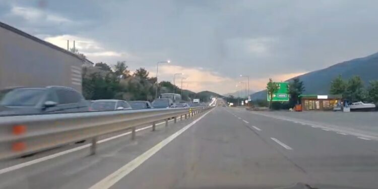 Radhë kilometrike në Pikën Kufitare të Morinit për hyrje në territorin e Kosovës