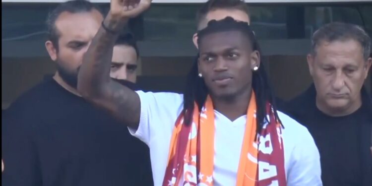 Rafael Leão mbërrin në Stamboll; tifozët e Galatasaray i bëjnë pritje madhështore