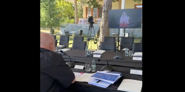 Rama nxjerr videon nga takimi me ministrat në Pogradec; ja çfarë mendimi ka Diella për Mirela Kumbaron