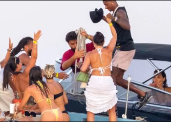 Rashford shijon pushimet duke festuar në një yaht luksoz me vajza në bikini