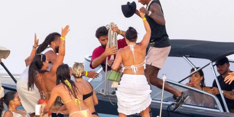 Rashford shijon pushimet duke festuar në një yaht luksoz me vajza në bikini