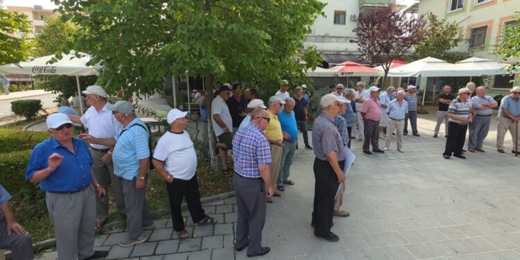 Reforma e re territoriale e bashkon me Fierin; qytetarët e Patosit protestojnë për të tretën herë para bashkisë