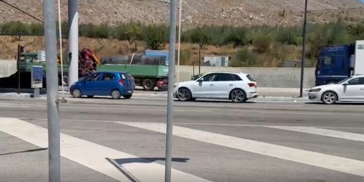 Rekord lëvizjesh në jug të vendit: mbi 300 mijë udhëtarë, dhjetëra mijëra automjete kaluan pikat kufitare në korrik