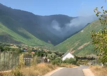 Riaktivizohet zjarri në Qafë Helmes të Bulqizës; flakët afrohen drejt fshatit Koçaj, kërkohet ndërhyrje ajrore