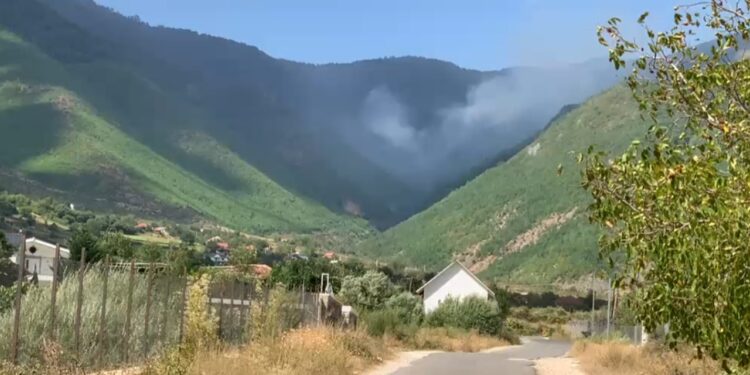 Riaktivizohet zjarri në Qafë Helmes të Bulqizës; flakët afrohen drejt fshatit Koçaj, kërkohet ndërhyrje ajrore