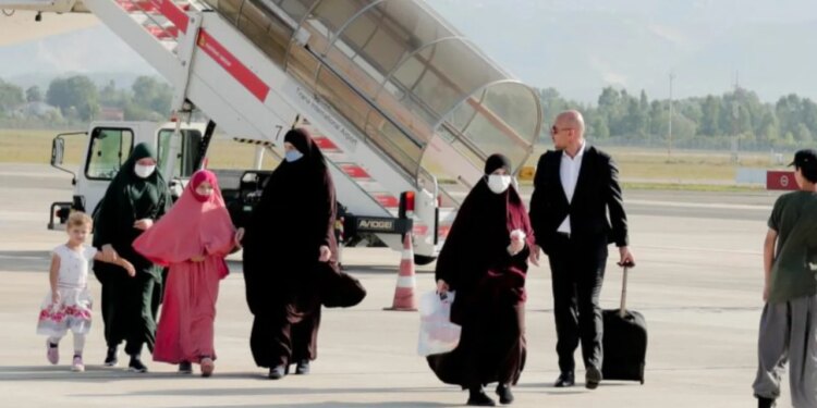 Riatdhesim nga Siria: Pesë shtetas shqiptarë, përfshirë gra dhe fëmijë, kthehen; procesi i riintegrimit në shoqëri gati