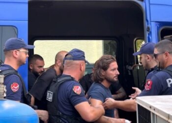 Rishkruaj titullin më poshtë duke ruajtur kuptimin e saktë. Rregulla: - Ruaj gjuhën origjinale. Mos e përkthe. - Mos shto informacion të ri. - Mos shto komente apo interpretime. - Mos e zgjat më shumë se 15–18 fjalë. - Mos përdor fraza sensacionale nëse nuk janë në origjinal. - Jep vetëm titullin e ri, pa thonjëza dhe pa tekst shtesë. :Vrasja e shtetasit portugez në Sarandë, Sokrat Vata dhe 10 të dyshuarit e tjerë paraqiten në gjykatë. Pritet masa e sigurisë