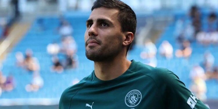 Rodri rikthehet në stërvitje me Manchester Cityn; negociatat me Barcelonën në pikë kritike