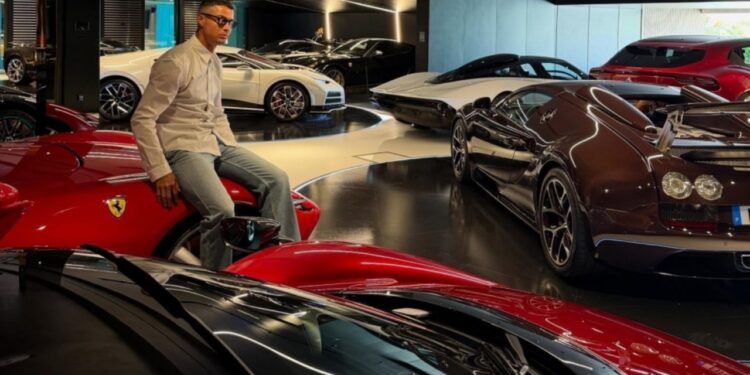 Ronaldo hap për herë parë dyert e garazhit luksoz, zbulon koleksion makinash nga Bugatti te Ferrari e McLaren