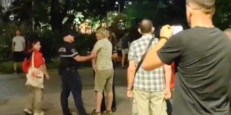 Rrahje me shkop në tubim: Protestuesi në komisariat, dhunoi ashpër familjarën e tij