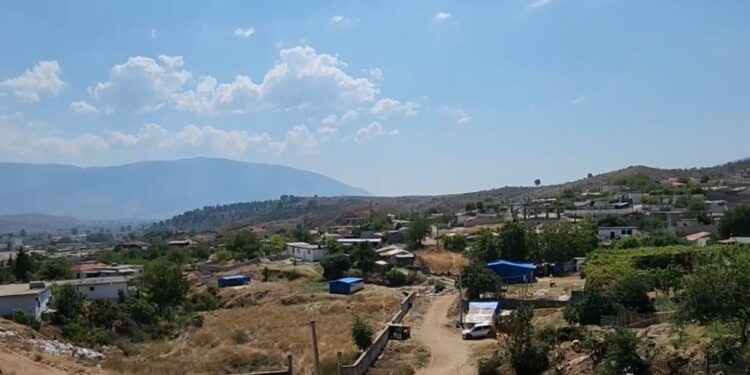 Rreth 60 familje në Gjirokastër ankohen për plehrat dhe insektet