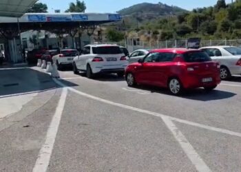 Rritje e fluksit në kufi, Shqipëria dhe Greqia koordinojnë masa për të shmangur radhët e gjata