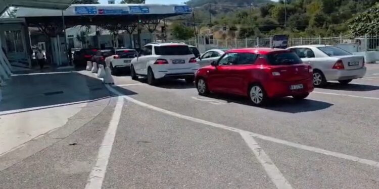 Rritje e fluksit në kufi, Shqipëria dhe Greqia koordinojnë masa për të shmangur radhët e gjata
