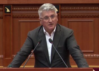 Satira Gjekmarkajt: Flamuri po mpreh armët, Belindi nuk lë gur pa lëvizur — Sara-Zegjineja ngjiten, Ulsiu qesh me Tonin