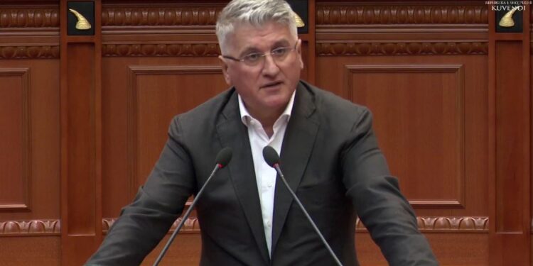 Satira Gjekmarkajt: Flamuri po mpreh armët, Belindi nuk lë gur pa lëvizur — Sara-Zegjineja ngjiten, Ulsiu qesh me Tonin
