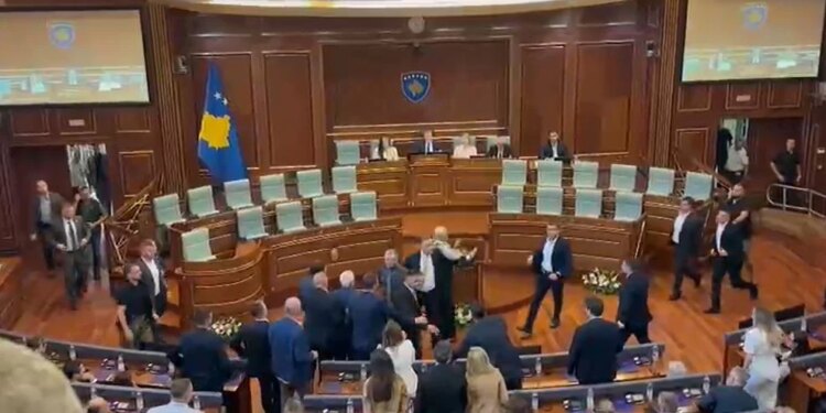 Seanca në Kuvendin e Kosovës: deputetët përplasen, Kurti goditet me vezë
