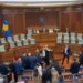 Seanca në Kuvendin e Kosovës: deputetët përplasen, Kurti goditet me vezë